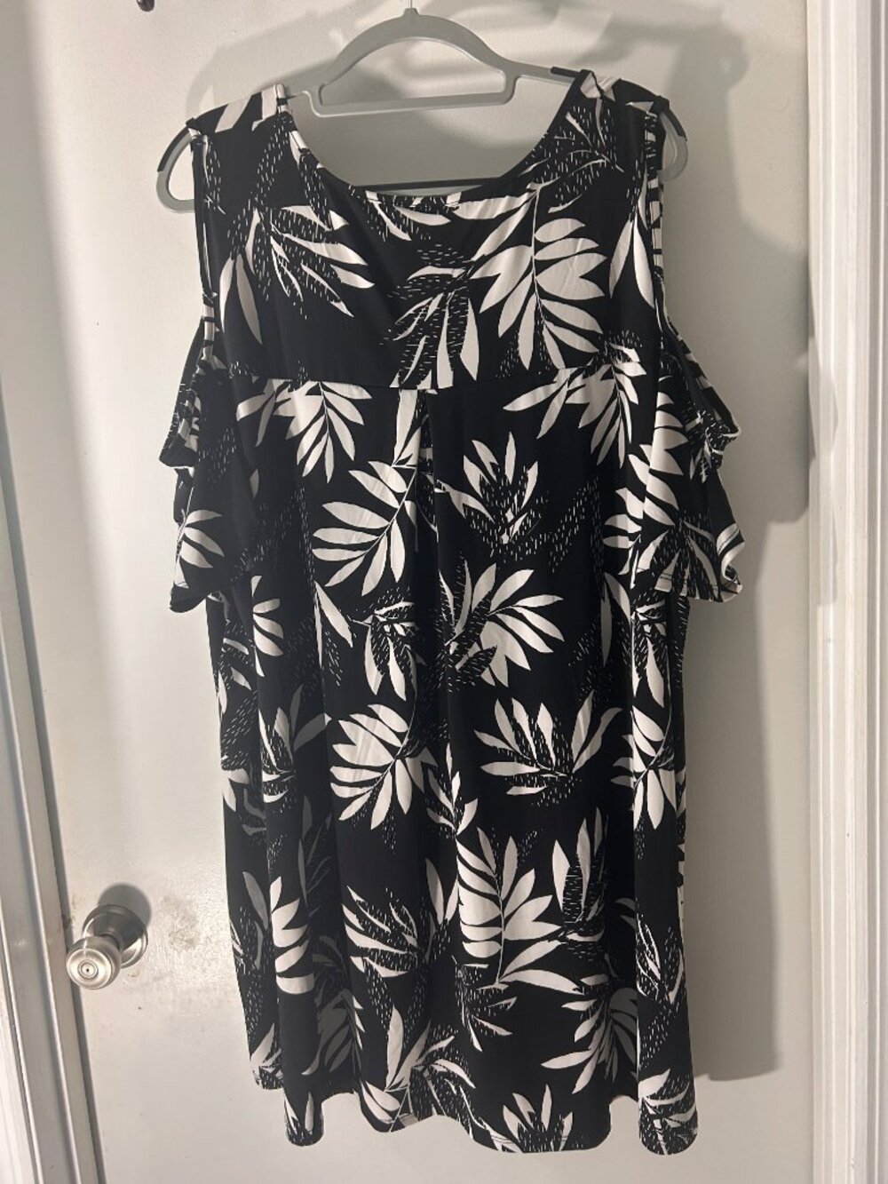 Avenue 26/28 Black White Tropical Leaf Cold Shoulder Flutter Sleeve Tunic - Picture 6 of 9